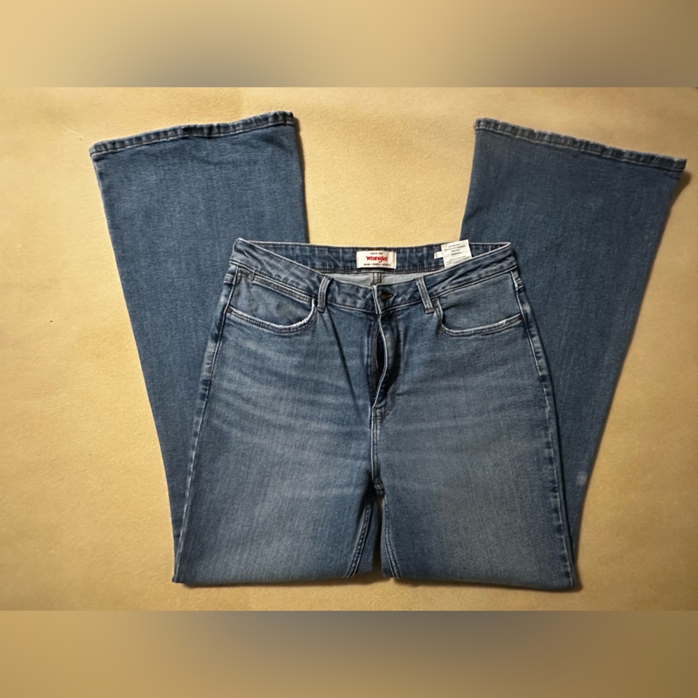 #403 Wrangler Women's‎ Medium Blue Flare Jeans